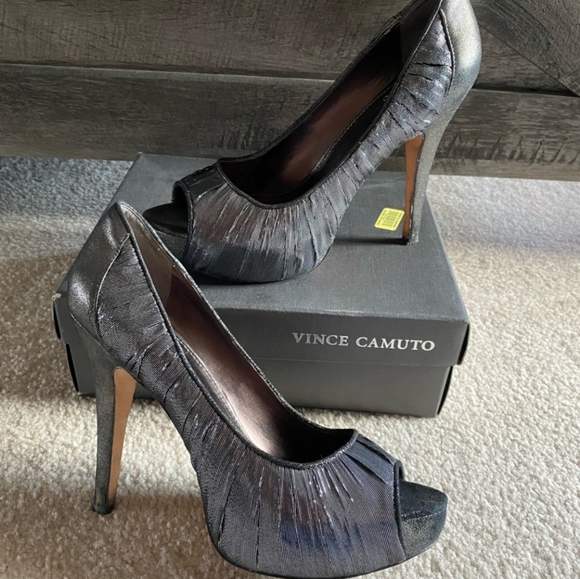VINCE CAMUTO Metallic Silver Black MODA Platform Peep Toe Pumps size 7 - Picture 1 of 8